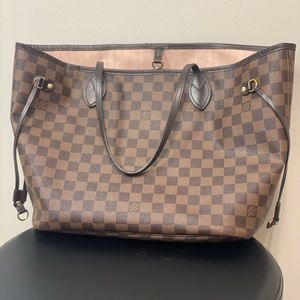 Louis Vuitton mid never full with ballet pink interior. Perfect exterior